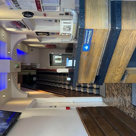 The Crystal Lodge Hotel Croydon Esterno foto